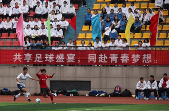 明日湖人客战森林狼：雷迪什大概率出战詹姆斯浓眉出战成疑明日NBA常规赛，湖人客场挑战森林狼。